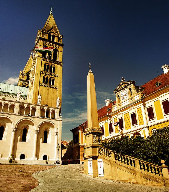 https://mdw-travel-data-us-east-1.s3.amazonaws.com/img/country/Hungary/Dom-Square-Dom-ter/img_00.jpg