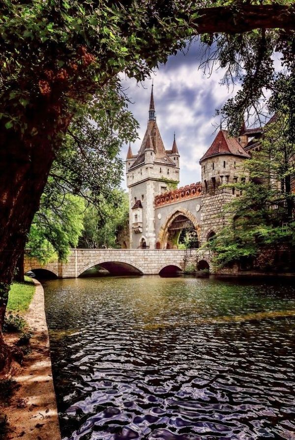 https://mdw-travel-data-us-east-1.s3.amazonaws.com/img/country/Hungary/Dunafoldvar-Castle/img_03.jpg