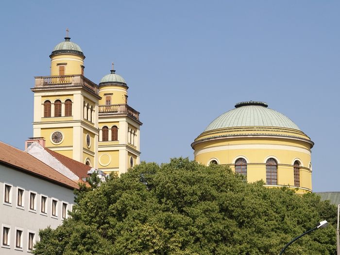 https://mdw-travel-data-us-east-1.s3.amazonaws.com/img/country/Hungary/Eger-Basilica/img_03.jpg