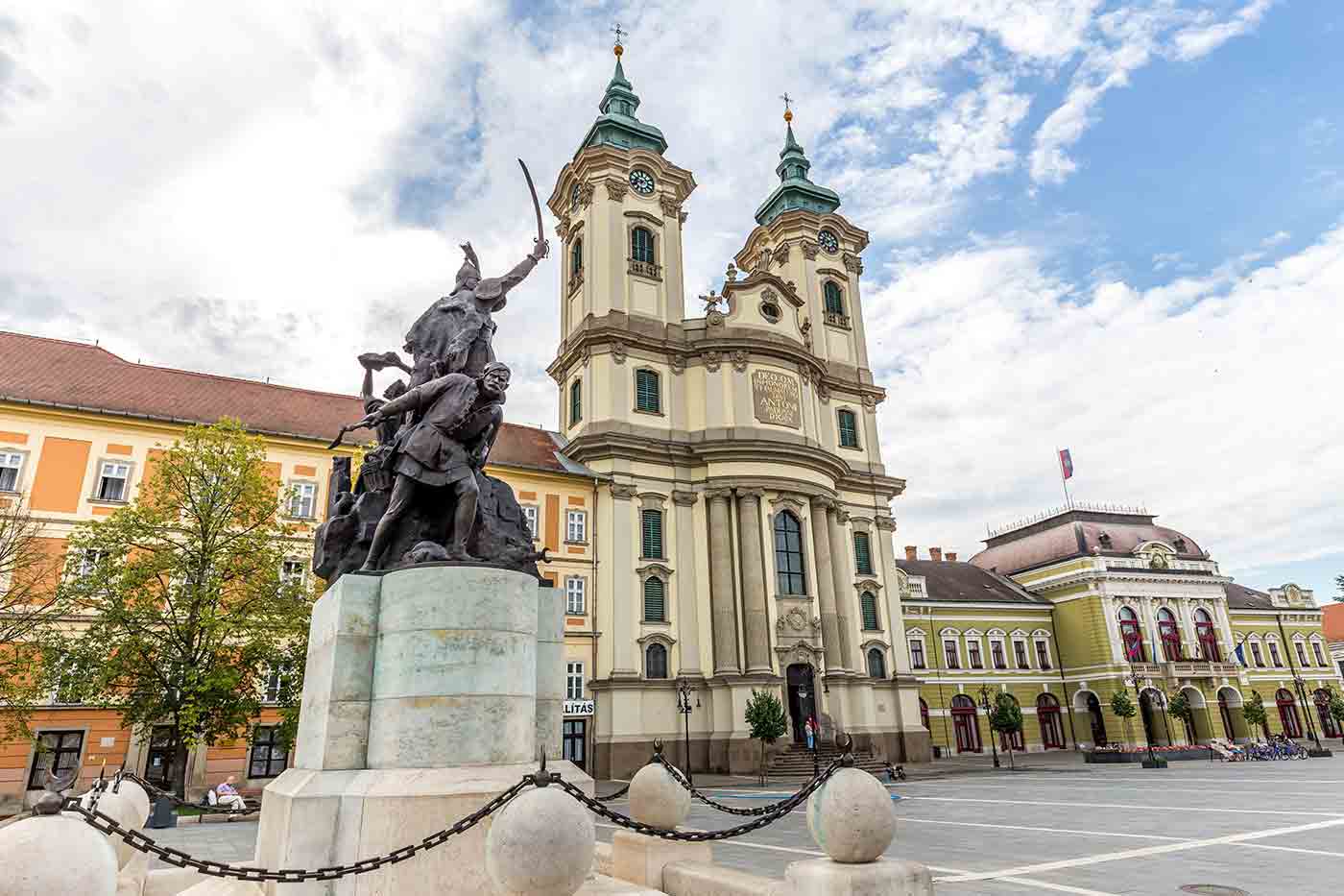 https://mdw-travel-data-us-east-1.s3.amazonaws.com/img/country/Hungary/Eger-Lyceum/img_02.jpg