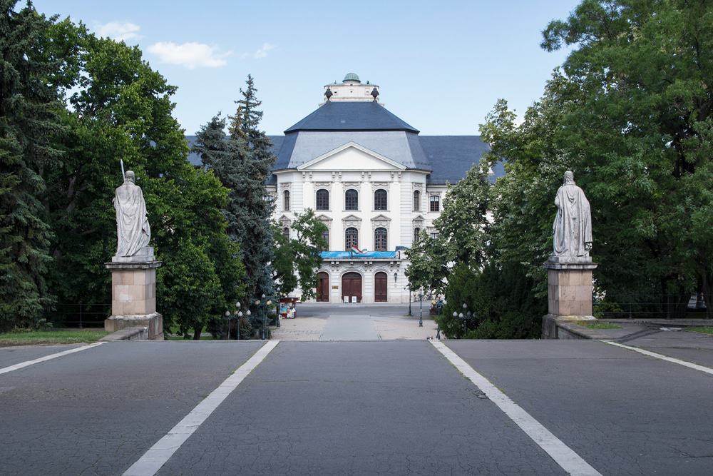 https://mdw-travel-data-us-east-1.s3.amazonaws.com/img/country/Hungary/Eger-Lyceum/img_03.jpg