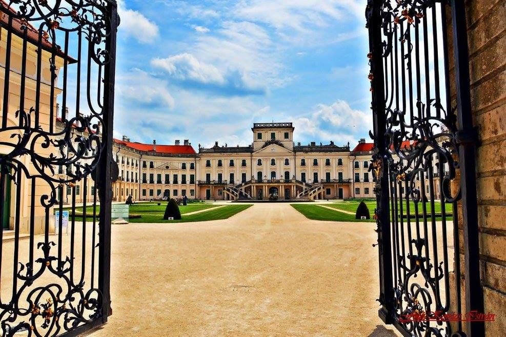 https://mdw-travel-data-us-east-1.s3.amazonaws.com/img/country/Hungary/Esterhazy-Palace/img_02.jpg