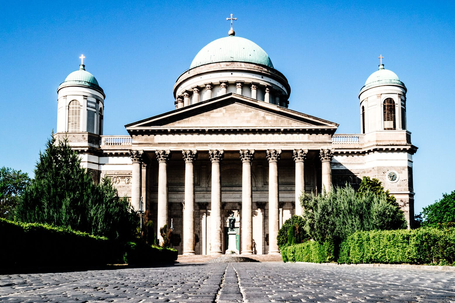 https://mdw-travel-data-us-east-1.s3.amazonaws.com/img/country/Hungary/Esztergom-Basilica/img_01.jpg