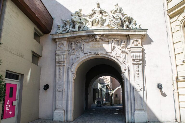 https://mdw-travel-data-us-east-1.s3.amazonaws.com/img/country/Hungary/Fidelity-Gate--Husegkapu--Sopron/img_02.jpg