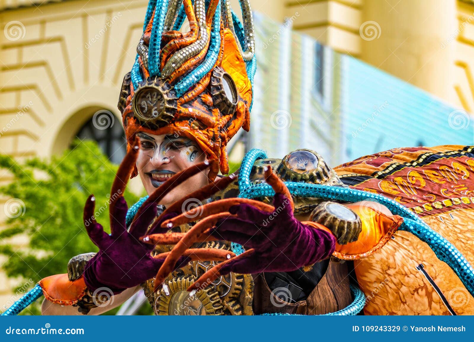 https://mdw-travel-data-us-east-1.s3.amazonaws.com/img/country/Hungary/Flower-Carnival-Fountain/img_03.jpg