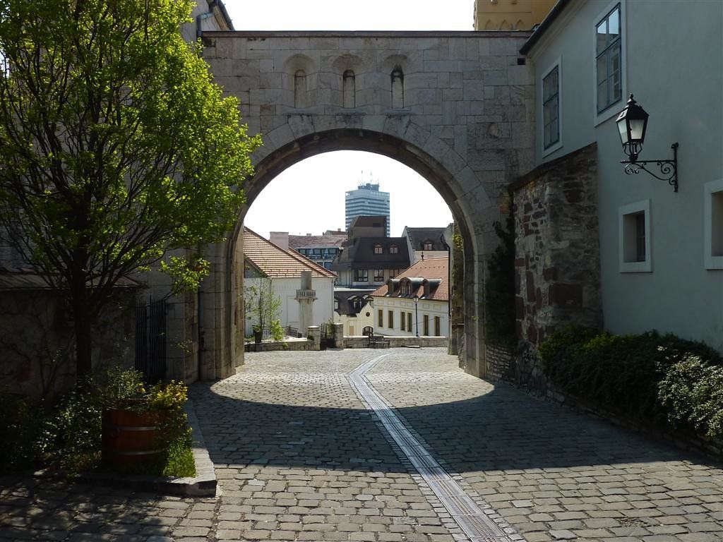 https://mdw-travel-data-us-east-1.s3.amazonaws.com/img/country/Hungary/Gate-of-Heroes/img_01.jpg