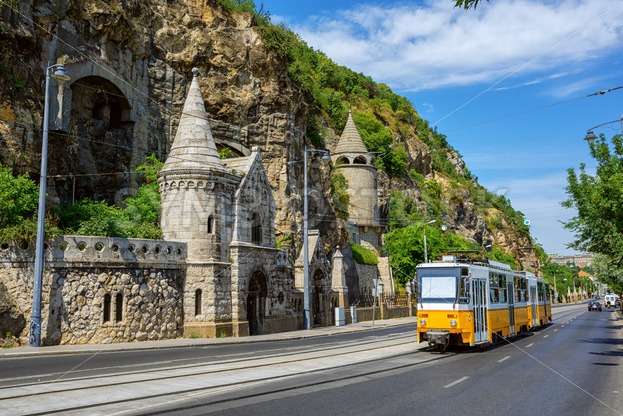 https://mdw-travel-data-us-east-1.s3.amazonaws.com/img/country/Hungary/Gellert-Hill/img_01.jpg