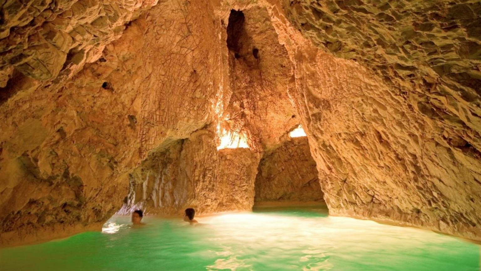 https://mdw-travel-data-us-east-1.s3.amazonaws.com/img/country/Hungary/Granit-Thermal-and-Medical-Bath/img_01.jpg