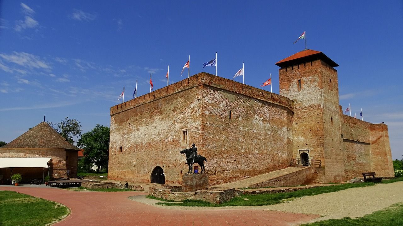 https://mdw-travel-data-us-east-1.s3.amazonaws.com/img/country/Hungary/Gyulaj-Castle/img_03.jpg