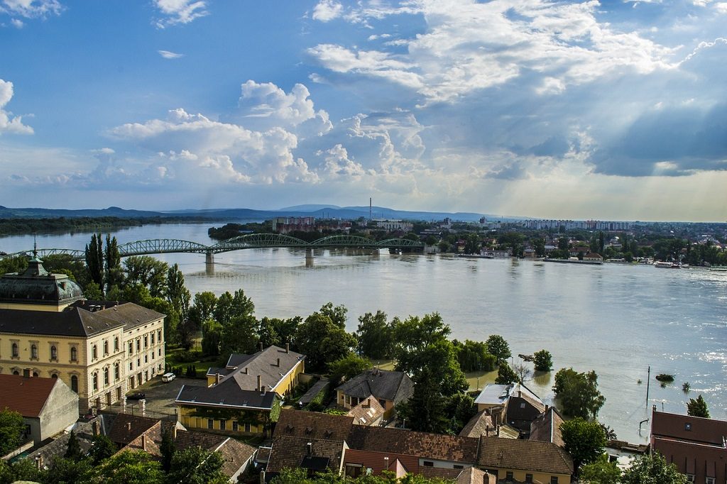 https://mdw-travel-data-us-east-1.s3.amazonaws.com/img/country/Hungary/Hajdusamson-Waterpark/img_01.jpg