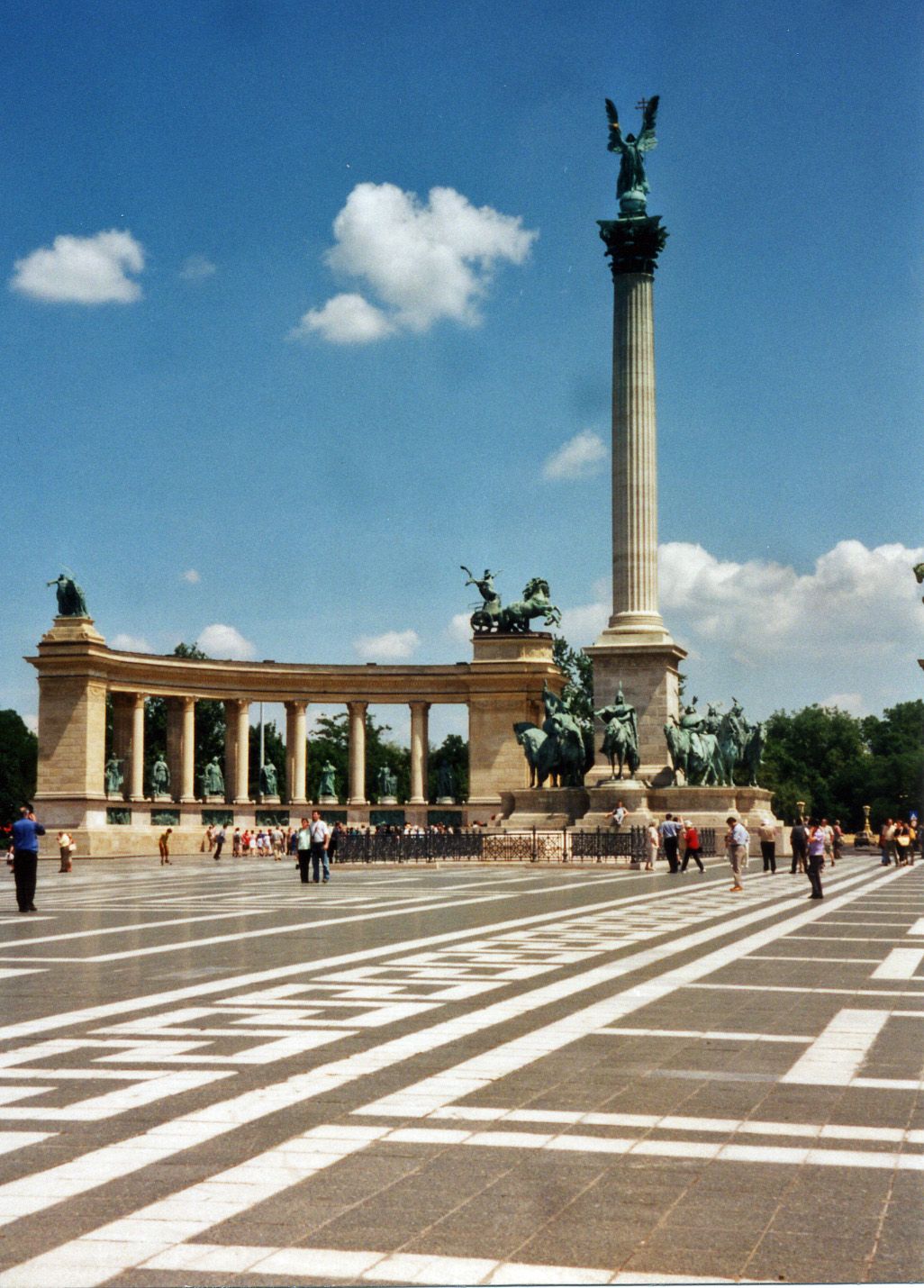 https://mdw-travel-data-us-east-1.s3.amazonaws.com/img/country/Hungary/Heroes-Square/img_02.jpg