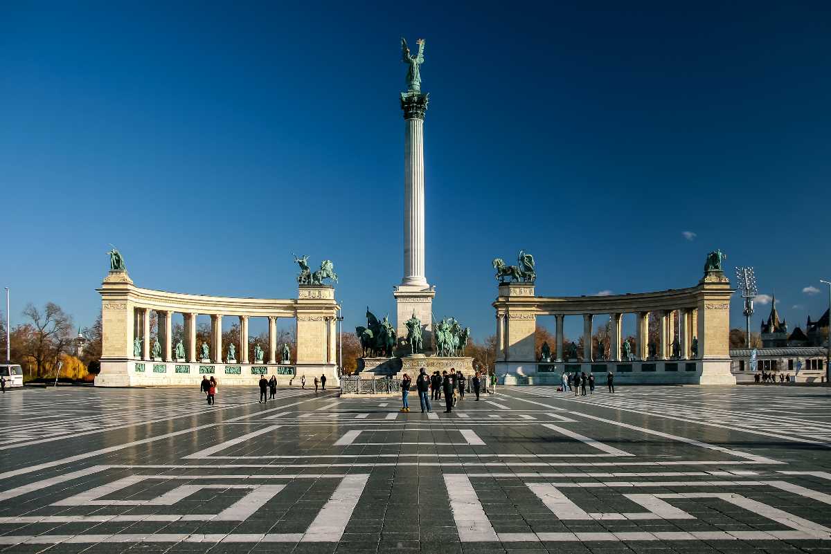 https://mdw-travel-data-us-east-1.s3.amazonaws.com/img/country/Hungary/Heroes-Square/img_03.jpg