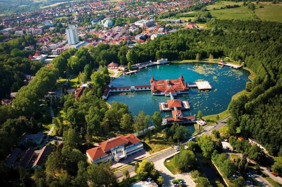 https://mdw-travel-data-us-east-1.s3.amazonaws.com/img/country/Hungary/Heviz-Thermal-Lake/img_00.jpg