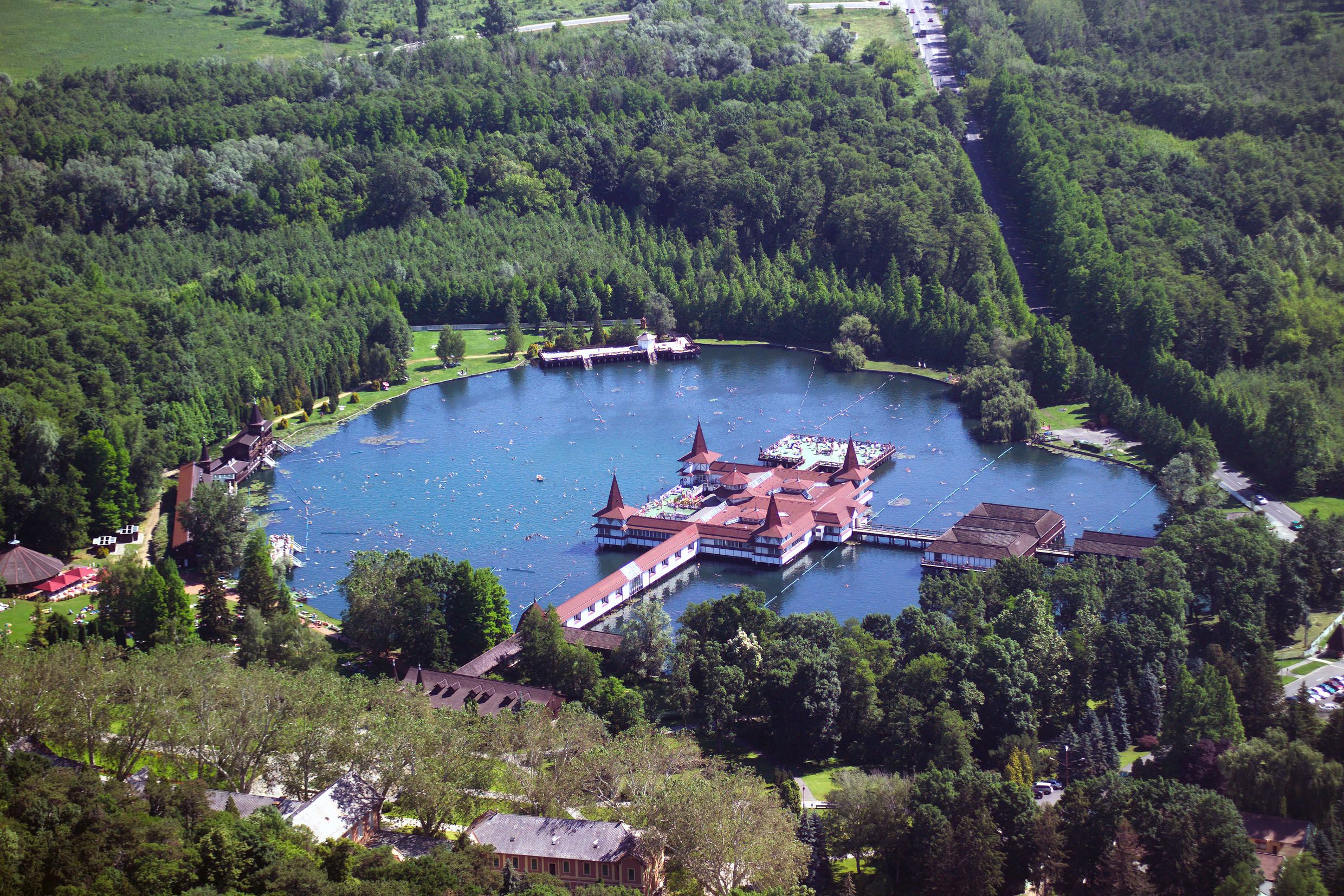 https://mdw-travel-data-us-east-1.s3.amazonaws.com/img/country/Hungary/Heviz-Thermal-Lake/img_01.jpg