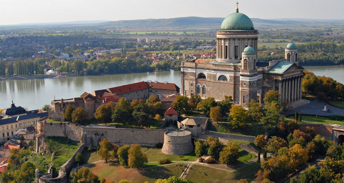 https://mdw-travel-data-us-east-1.s3.amazonaws.com/img/country/Hungary/Historical-Garden/img_03.jpg