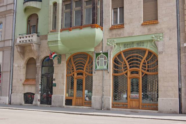 https://mdw-travel-data-us-east-1.s3.amazonaws.com/img/country/Hungary/House-of-Hungarian-Art-Nouveau/img_01.jpg