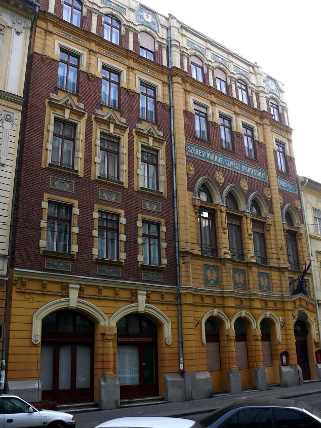 https://mdw-travel-data-us-east-1.s3.amazonaws.com/img/country/Hungary/House-of-Hungarian-Art-Nouveau/img_02.jpg