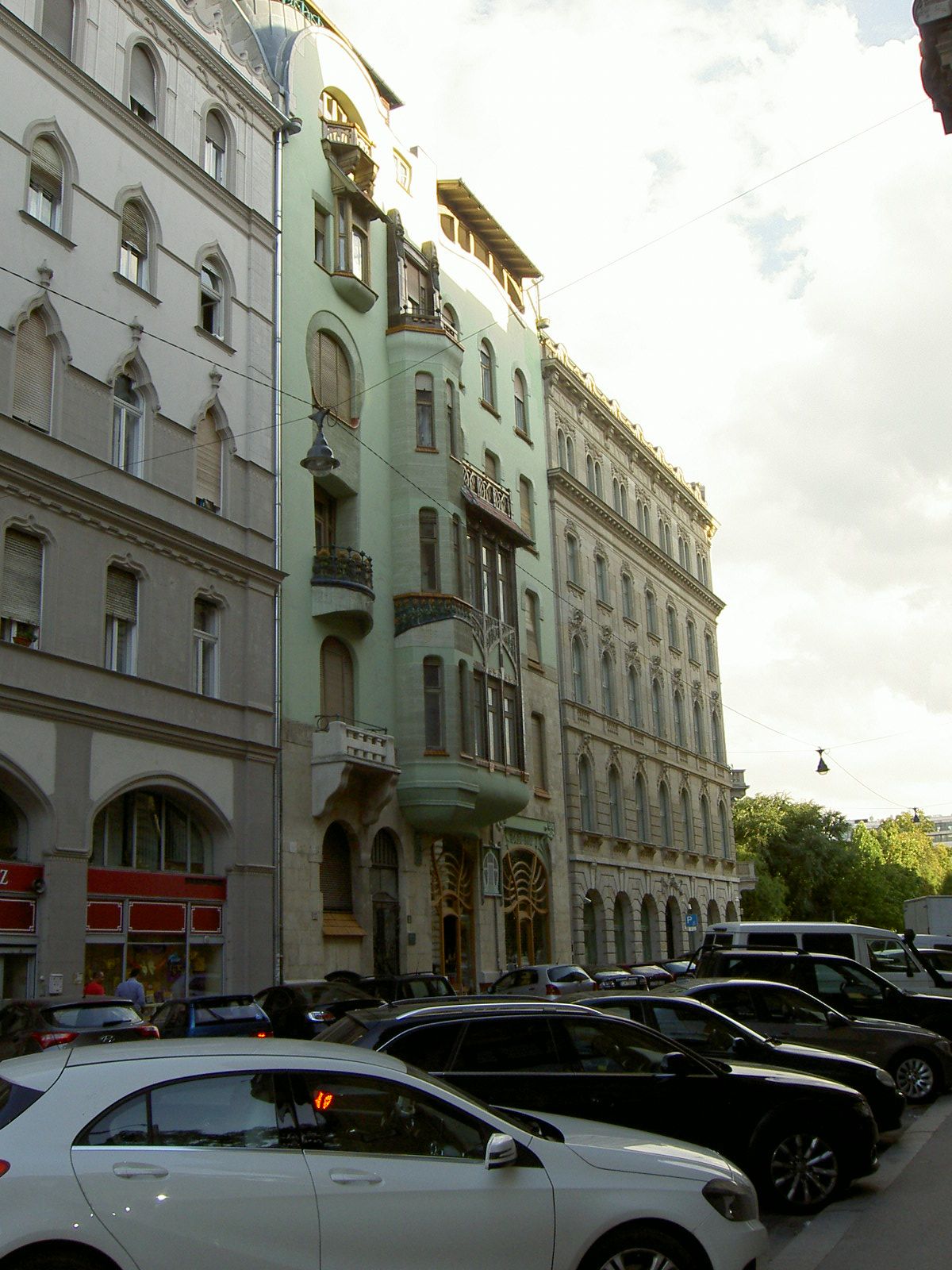 https://mdw-travel-data-us-east-1.s3.amazonaws.com/img/country/Hungary/House-of-Hungarian-Art-Nouveau/img_03.jpg