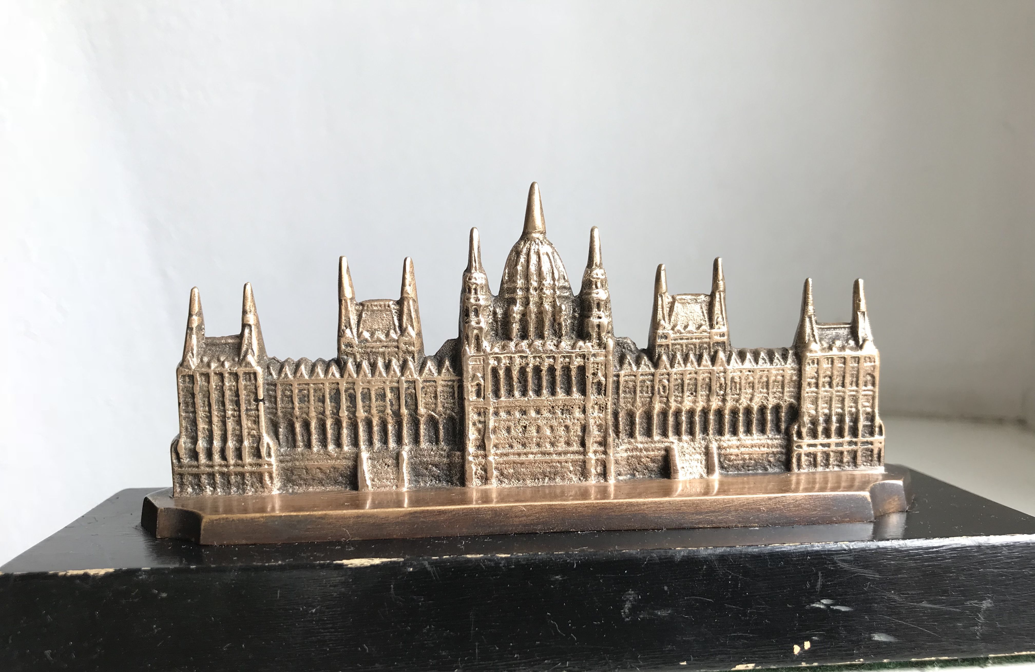 https://mdw-travel-data-us-east-1.s3.amazonaws.com/img/country/Hungary/House-of-Parliament-Exhibition/img_03.jpg
