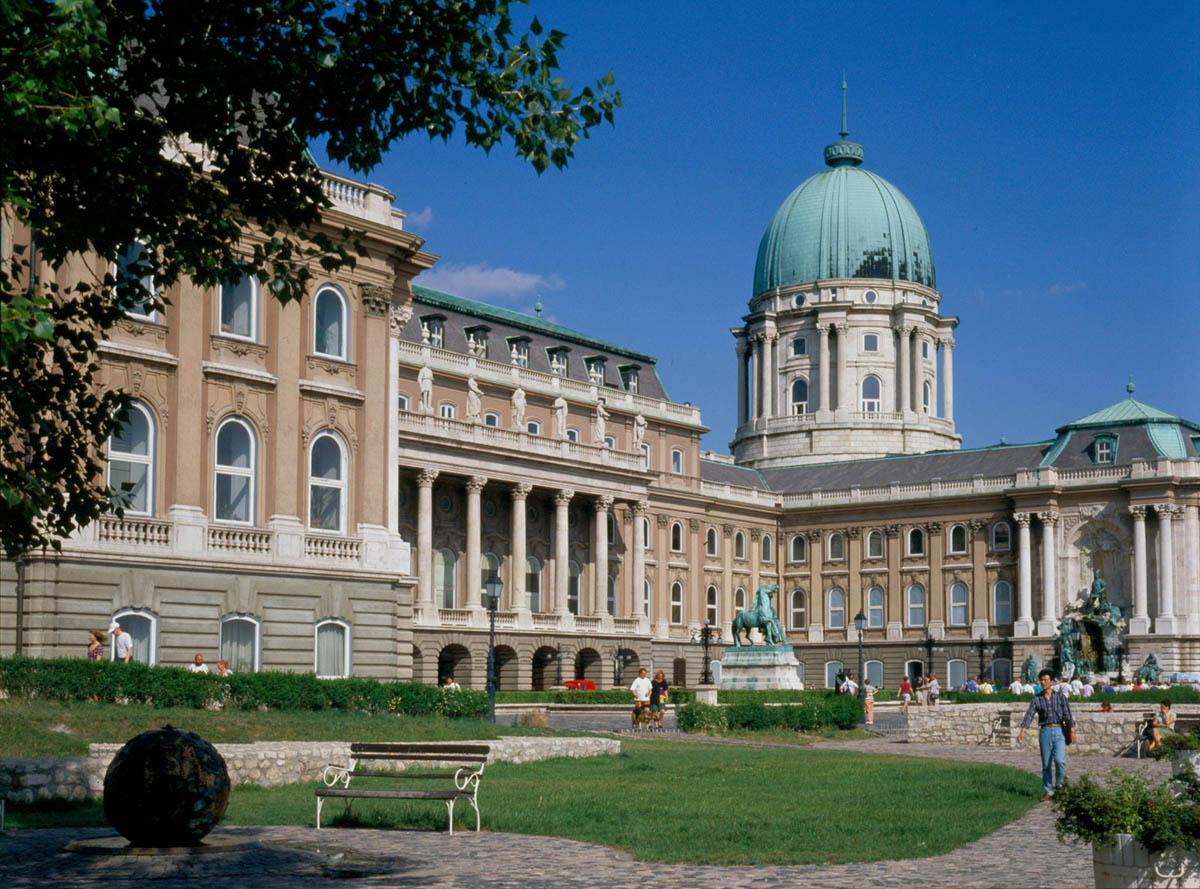 https://mdw-travel-data-us-east-1.s3.amazonaws.com/img/country/Hungary/Hungarian-National-Gallery/img_02.jpg