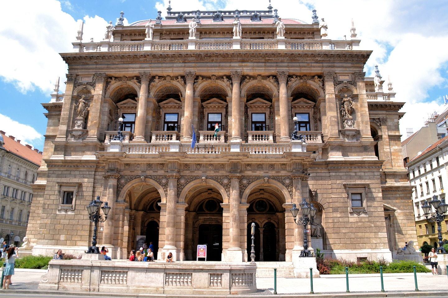 https://mdw-travel-data-us-east-1.s3.amazonaws.com/img/country/Hungary/Hungarian-State-Opera-House/img_02.jpg
