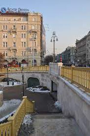 https://mdw-travel-data-us-east-1.s3.amazonaws.com/img/country/Hungary/Jaszai-Mari-Square/img_02.jpg