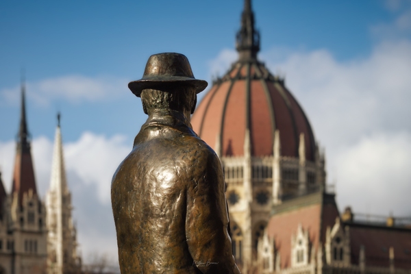 https://mdw-travel-data-us-east-1.s3.amazonaws.com/img/country/Hungary/Karoly-Nagy-Statue/img_01.jpg