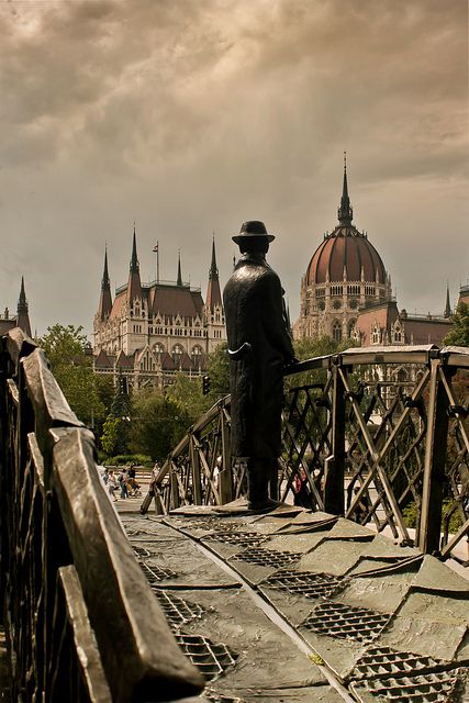 https://mdw-travel-data-us-east-1.s3.amazonaws.com/img/country/Hungary/Karoly-Nagy-Statue/img_02.jpg