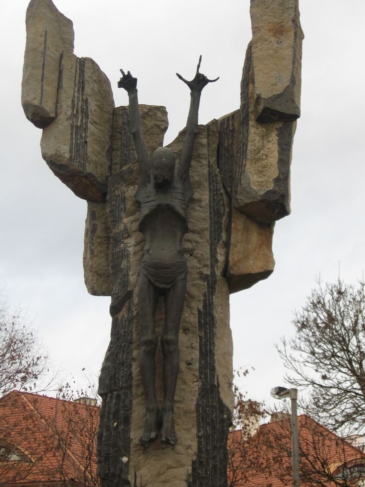 https://mdw-travel-data-us-east-1.s3.amazonaws.com/img/country/Hungary/Karoly-Nagy-Statue/img_03.jpg