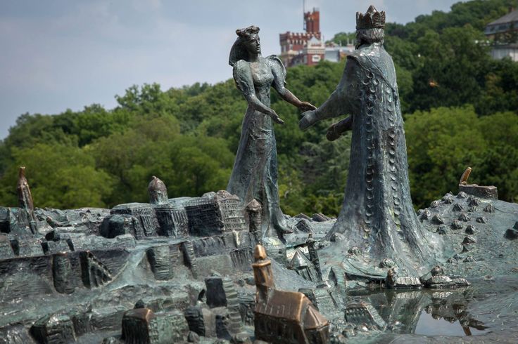 https://mdw-travel-data-us-east-1.s3.amazonaws.com/img/country/Hungary/Karoly-Nagy-Statue/img_04.jpg