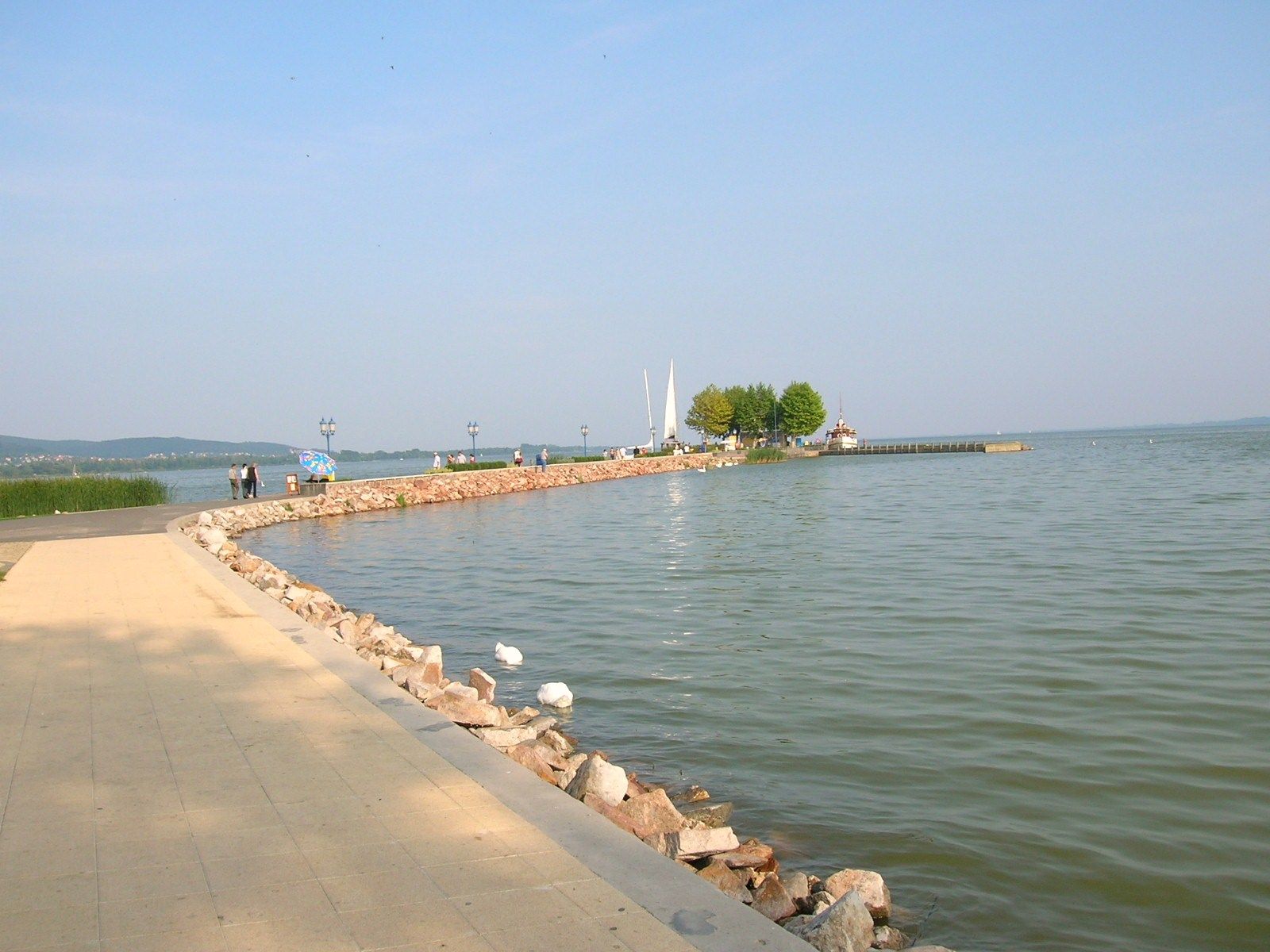 https://mdw-travel-data-us-east-1.s3.amazonaws.com/img/country/Hungary/Keszthely-Island-Beach/img_02.jpg