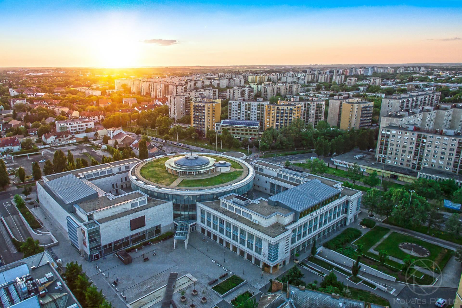 https://mdw-travel-data-us-east-1.s3.amazonaws.com/img/country/Hungary/Kolcsey-Convention-Centre/img_01.jpg