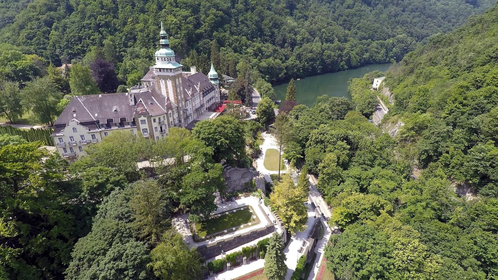 https://mdw-travel-data-us-east-1.s3.amazonaws.com/img/country/Hungary/Lillafured-Hanging-Gardens/img_03.jpg