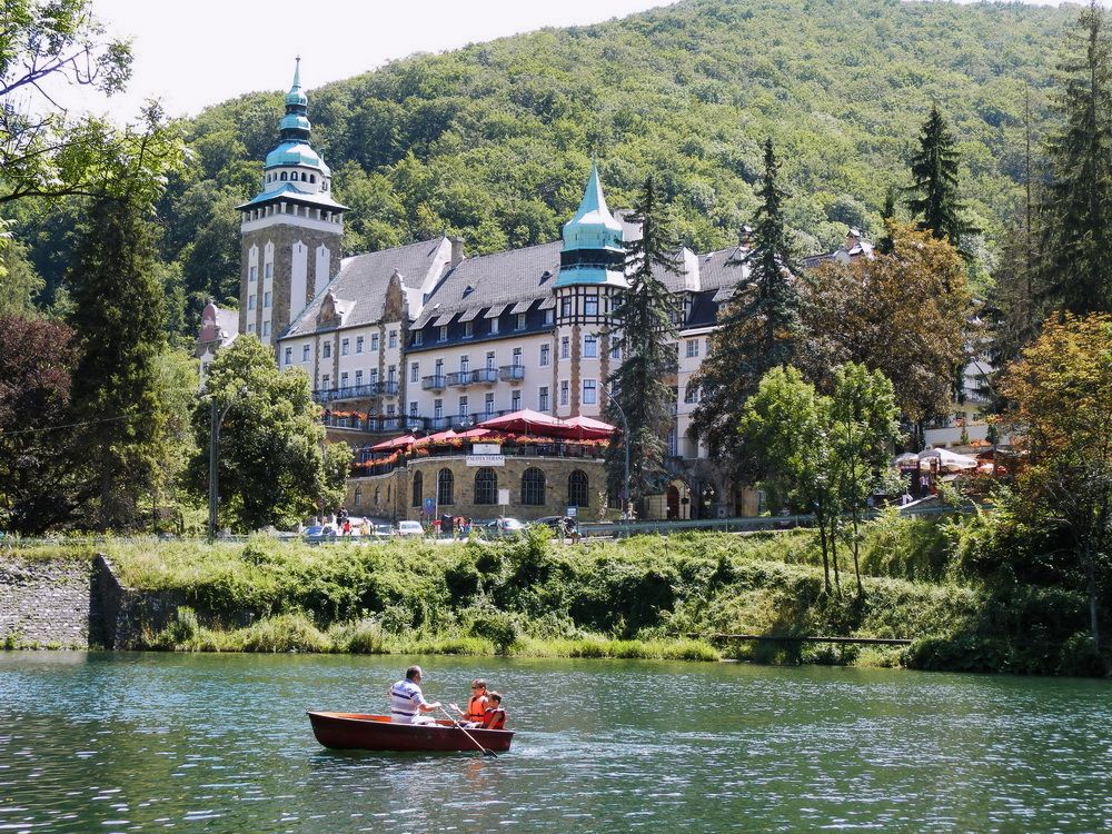 https://mdw-travel-data-us-east-1.s3.amazonaws.com/img/country/Hungary/Lillafured/img_03.jpg