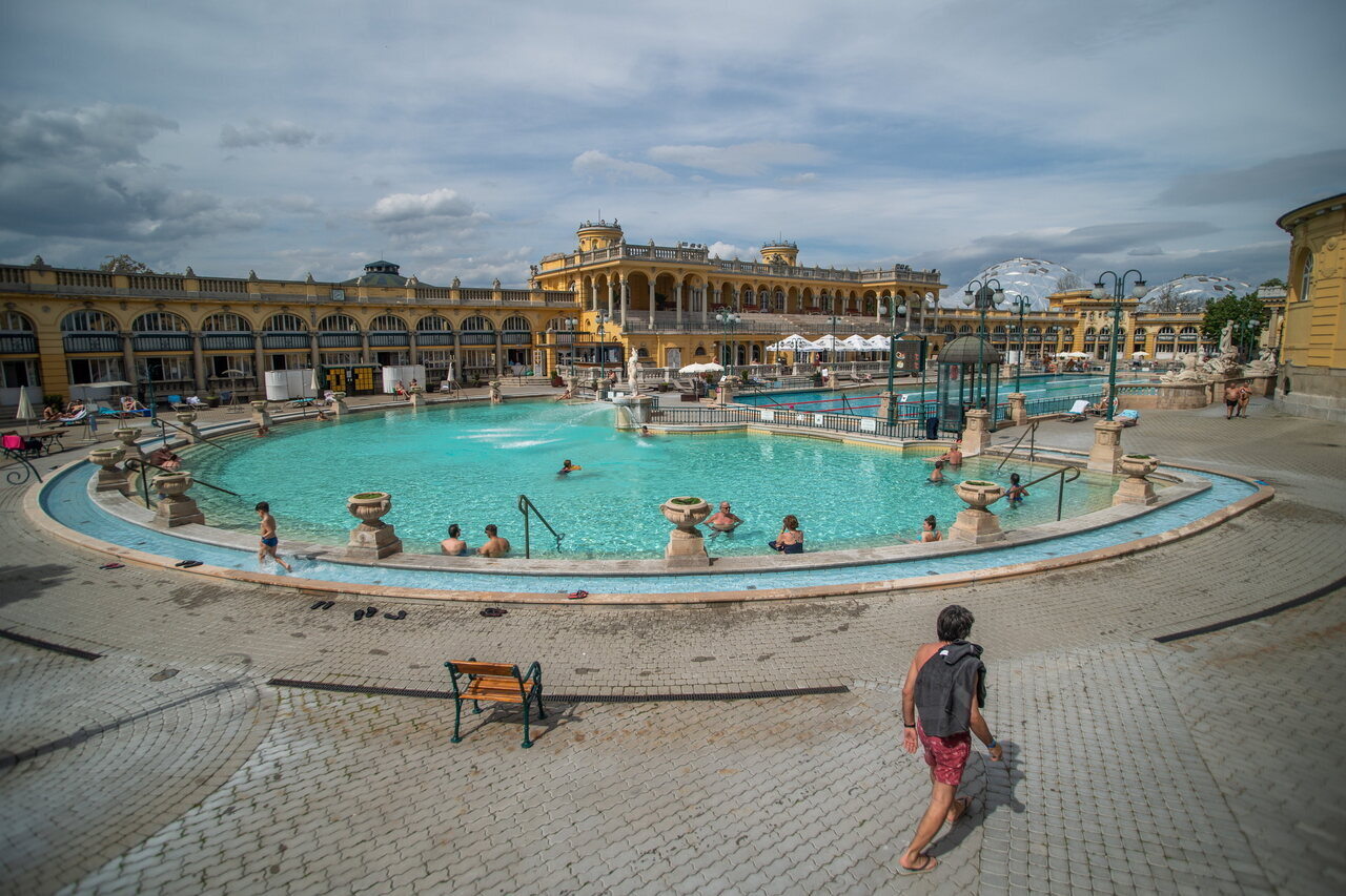 https://mdw-travel-data-us-east-1.s3.amazonaws.com/img/country/Hungary/Lipot-Thermal-Bath-and-Spa/img_01.jpg