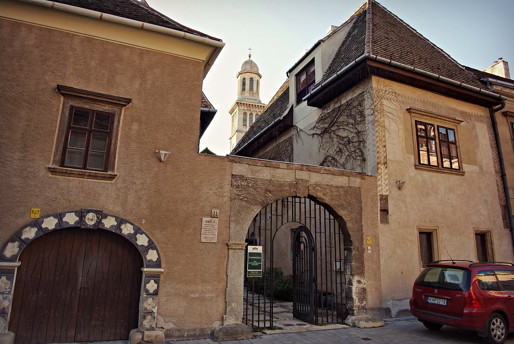 https://mdw-travel-data-us-east-1.s3.amazonaws.com/img/country/Hungary/Medieval-Synagogue--Nagyszeben-House--Sopron/img_02.jpg