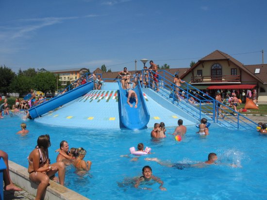 https://mdw-travel-data-us-east-1.s3.amazonaws.com/img/country/Hungary/Mezokovesd-Zsory-Thermal-Bath/img_03.jpg