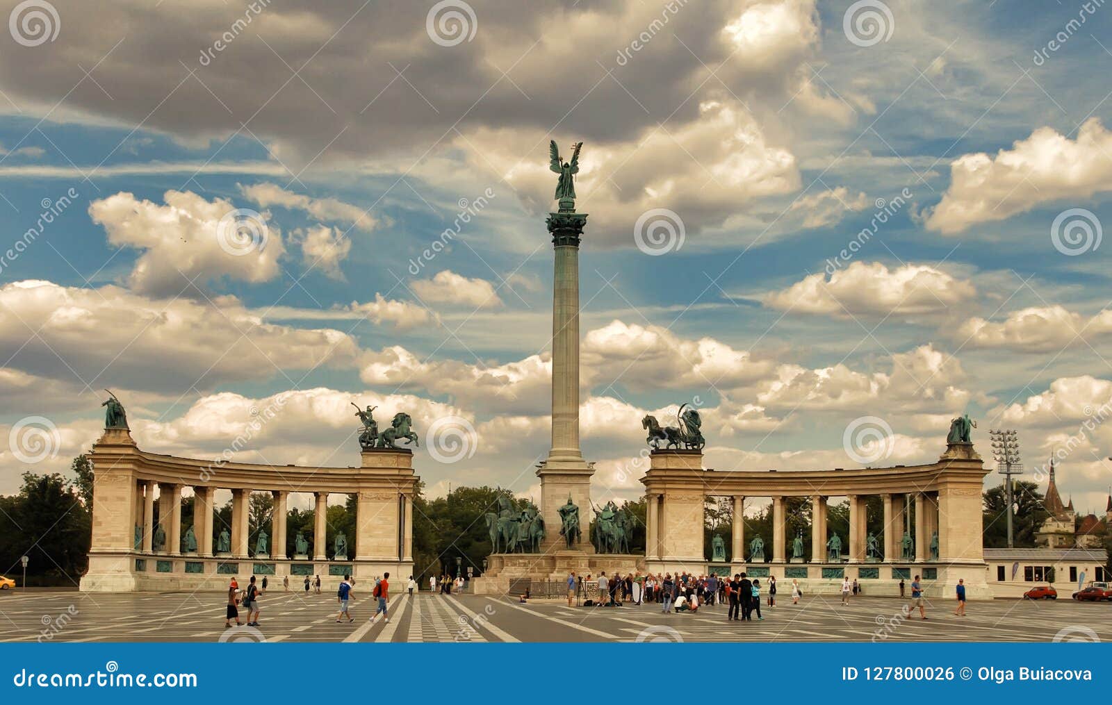 https://mdw-travel-data-us-east-1.s3.amazonaws.com/img/country/Hungary/Millennium-Monument/img_01.jpg