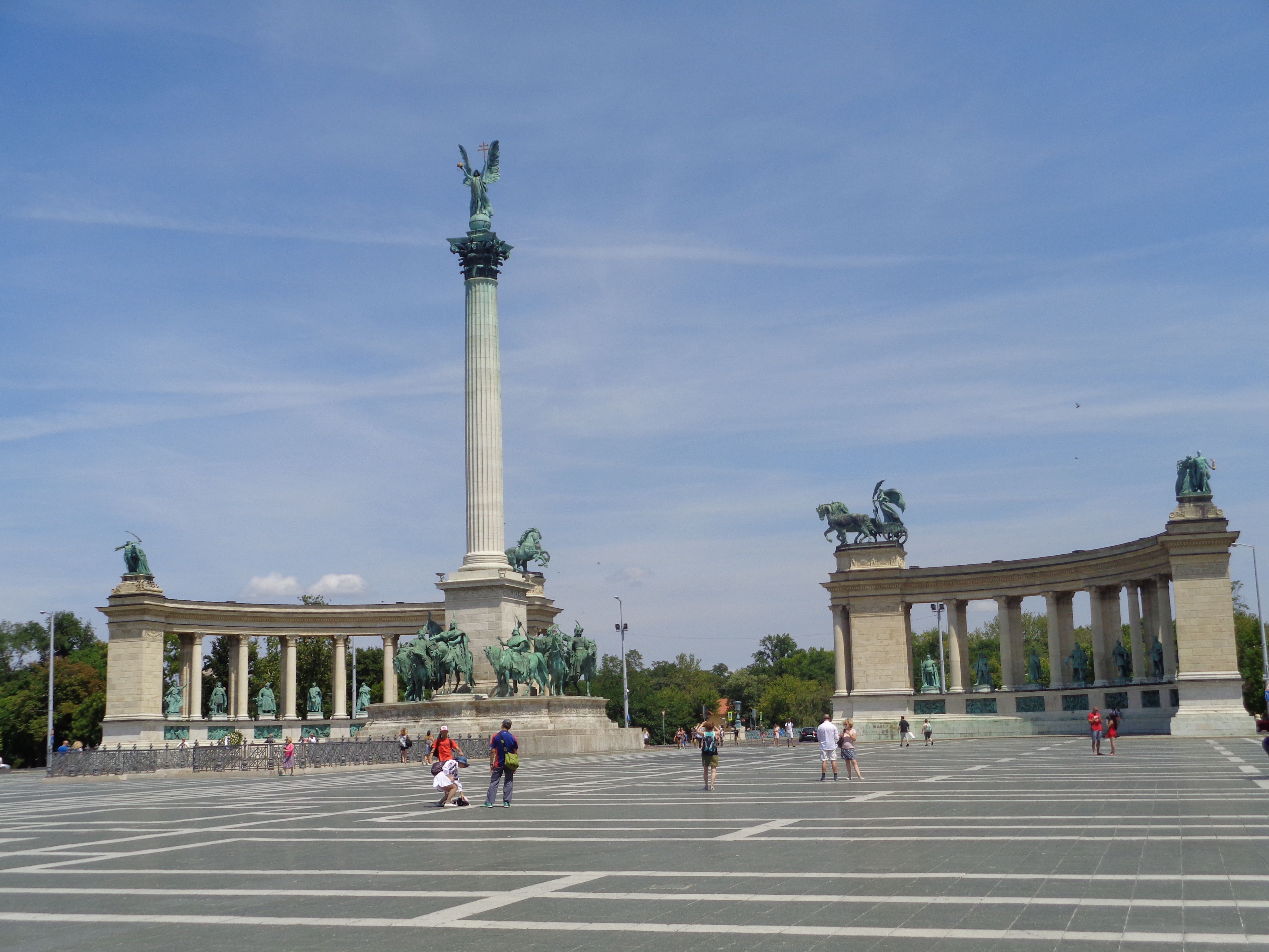 https://mdw-travel-data-us-east-1.s3.amazonaws.com/img/country/Hungary/Millenniumi-emlekmu/img_02.jpg