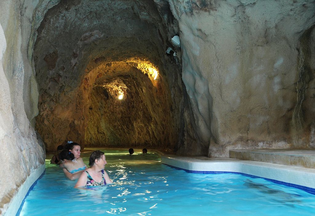 https://mdw-travel-data-us-east-1.s3.amazonaws.com/img/country/Hungary/Miskolc-Tapolca-Cave-Bath/img_03.jpg