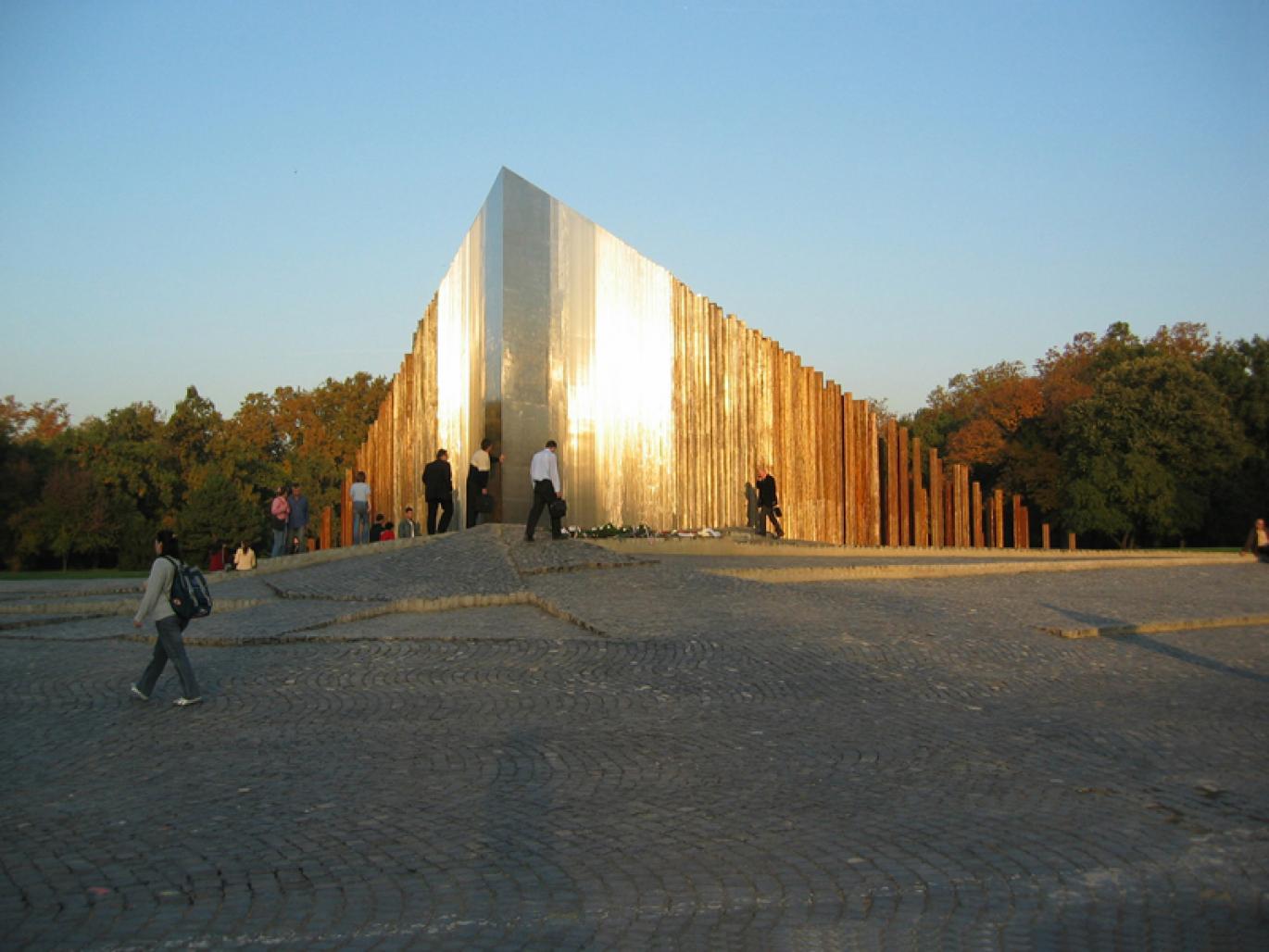 https://mdw-travel-data-us-east-1.s3.amazonaws.com/img/country/Hungary/Monument-of-the-1956-Hungarian-Revolution/img_01.jpg