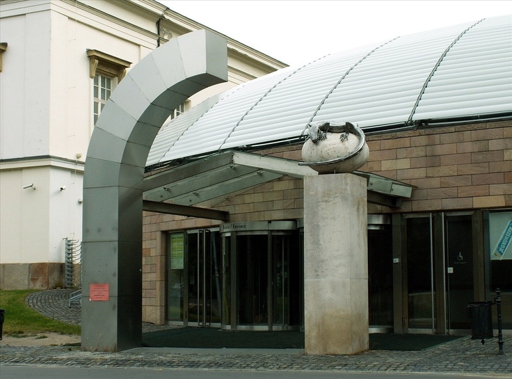 https://mdw-travel-data-us-east-1.s3.amazonaws.com/img/country/Hungary/Museum-of-Vasarhely/img_02.jpg