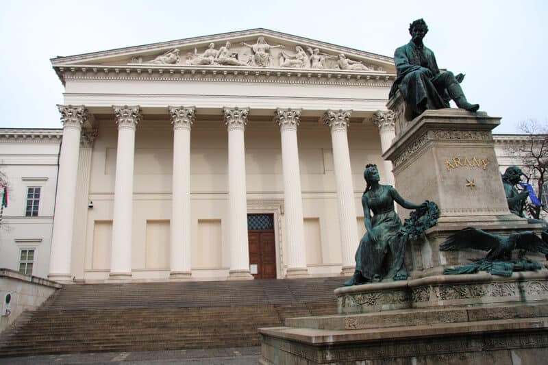 https://mdw-travel-data-us-east-1.s3.amazonaws.com/img/country/Hungary/Museum-of-Vasarhely/img_03.jpg