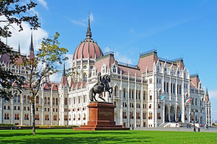 https://mdw-travel-data-us-east-1.s3.amazonaws.com/img/country/Hungary/National-Pantheon/img_02.jpg