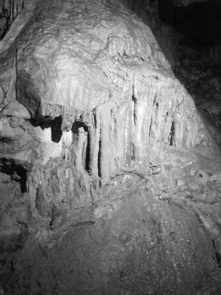 https://mdw-travel-data-us-east-1.s3.amazonaws.com/img/country/Hungary/Palvolgyi-Caves/img_01.jpg