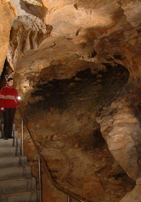 https://mdw-travel-data-us-east-1.s3.amazonaws.com/img/country/Hungary/Palvolgyi-Caves/img_03.jpg