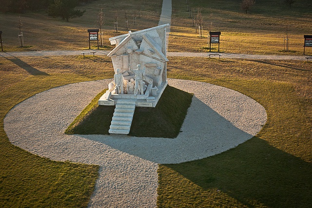 https://mdw-travel-data-us-east-1.s3.amazonaws.com/img/country/Hungary/Pan-European-Picnic-Memorial-Park/img_03.jpg