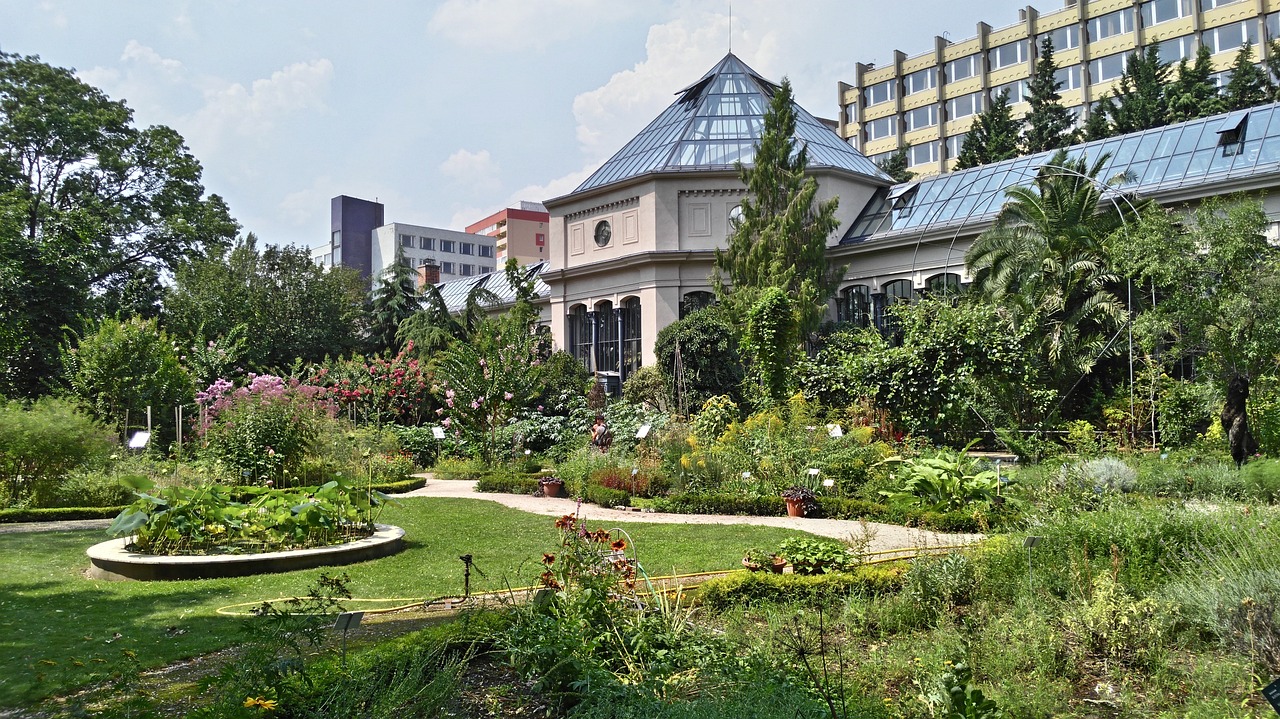 https://mdw-travel-data-us-east-1.s3.amazonaws.com/img/country/Hungary/Pannon-University-Botanical-Garden/img_00.jpg
