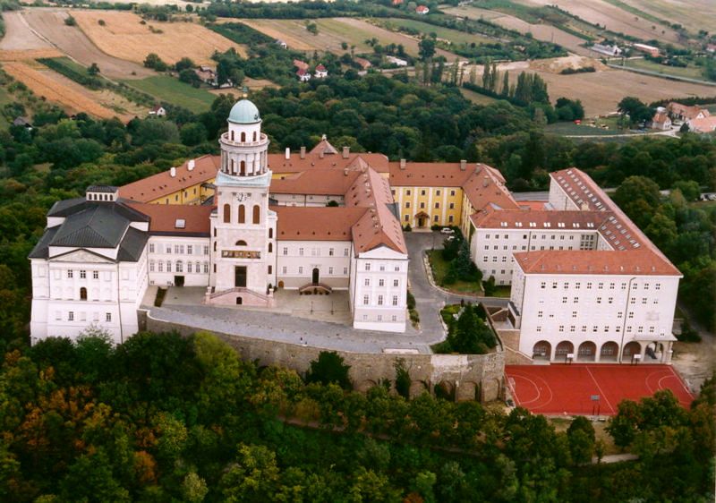 https://mdw-travel-data-us-east-1.s3.amazonaws.com/img/country/Hungary/Pannonhalma-Abbey/img_01.jpg