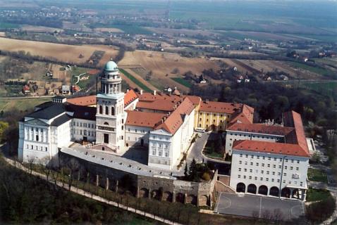 https://mdw-travel-data-us-east-1.s3.amazonaws.com/img/country/Hungary/Pannonhalma-Abbey/img_02.jpg